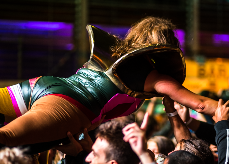 Conny Komen crowdsurft tijdens de set van Kenji Minogue op de Dijlefeesten