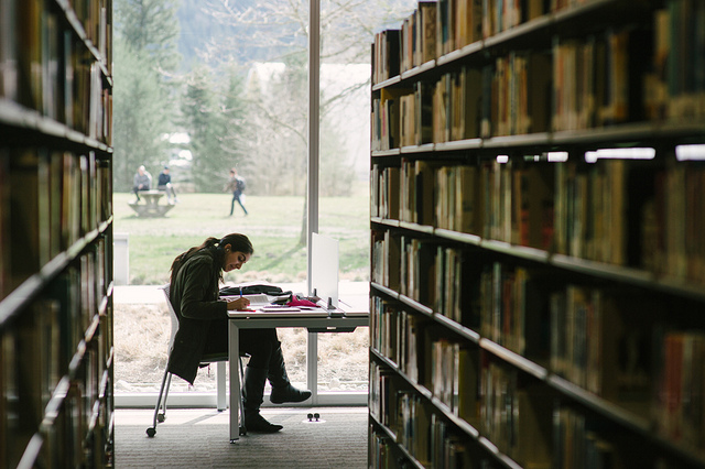 Student in bibliotheek (Foto: Flickr/UNIVERSITY_OF_THE_FRASER_VALLEY_PHOTOGRAPHY)